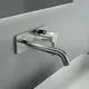 Wand-Waschtischarmatur mit gerader Auslaufform und eckiger Rosette, montiert an einer Wand. Logo von Ideal Standard sichtbar.
